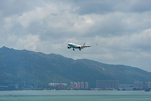 一架台湾的中华航空的飞机正降落在香港国际机场