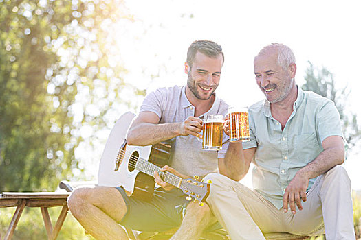 父亲,成年,儿子,祝酒,啤酒杯,弹吉他,户外