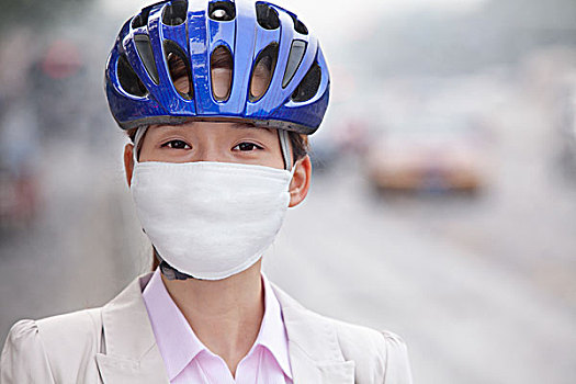 年轻,职业女性,穿,自行车头盔,面罩