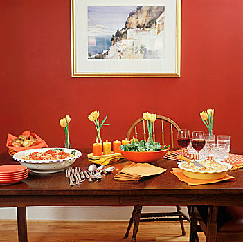 自助餐,桌子,意大利面,沙拉,酥饼点心,馅饼,红酒