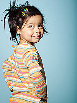 小女孩,双手叉腰