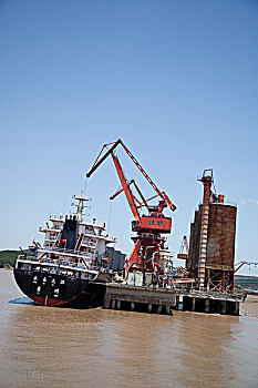 舟山市运沙船和吊机