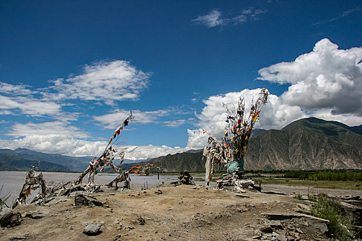 西藏雅鲁藏布江边的水葬台