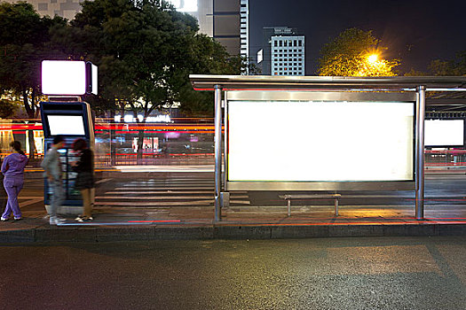 公交车站,夜晚