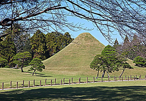 水前寺成趣园是仿造江户时代从江户日本桥至京都三条大桥间东海道上的53道美景缩小而建的,别具情趣,园内风景优雅,为典型的桃山风格的纯日本风情回游式庭院