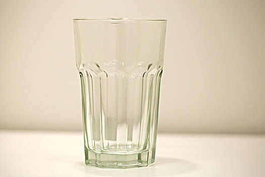 一个透明的玻璃水杯