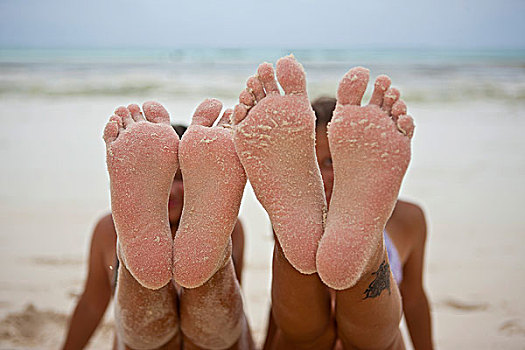 两个女孩,岁月,展示,沙,脚
