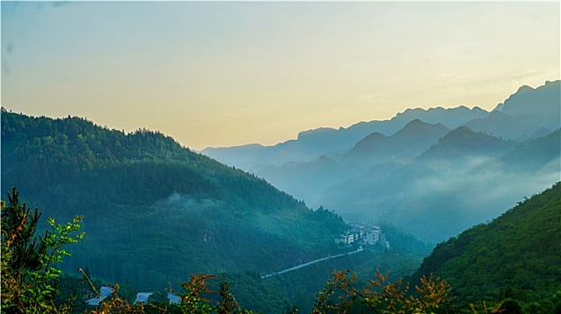 重庆酉阳,夏日乡村公路美如画