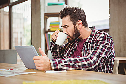 男人,喝咖啡,拿着,数码,创意,办公室