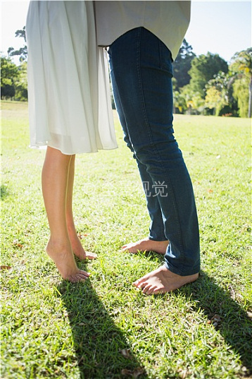 情侣拍脚的创意照片图片