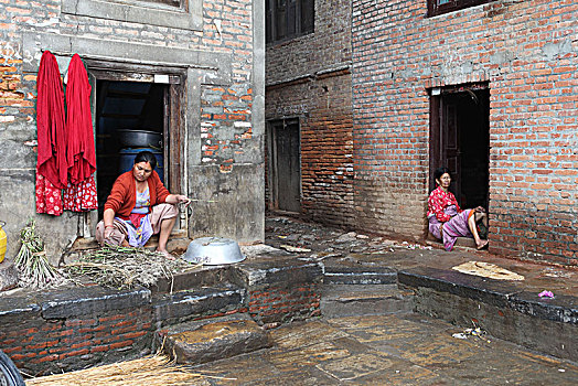 女人,坐,敞门,工作,加德满都,尼泊尔