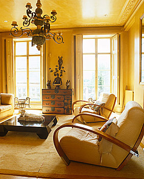 起居室,黄色,墙壁,地毯,扶手椅,矮桌,吊灯,落地窗,百叶窗,室内,房间,陶器,雕塑,亮光,传统,现代