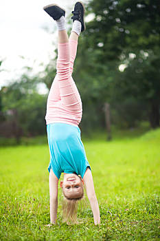 动作,小女孩,转,户外,运动,女孩,翻滚,翻筋斗,公园,乐趣,晴朗,夏天