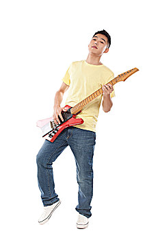 充满活力的年轻人弹吉他