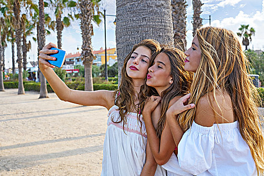 青少年,好友,女孩,群体,拍摄,照相,智能手机,棕榈树,海滩