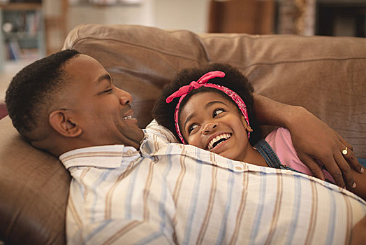 高兴,美国黑人,父亲,女儿,放松,沙发,互相看