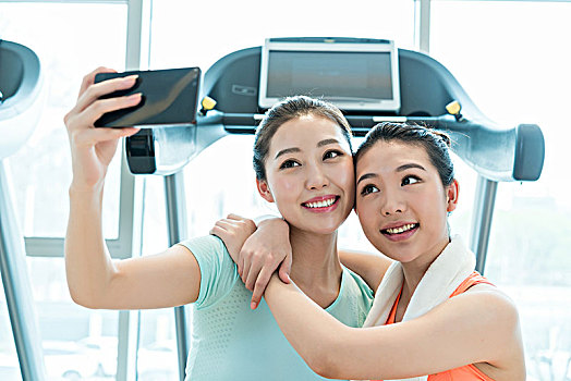 两个年轻女子在健身房自拍