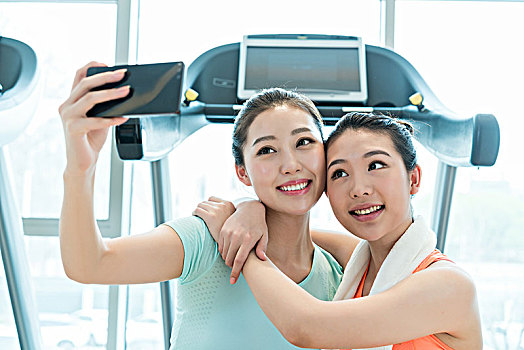 兩個年輕女子在健身房自拍