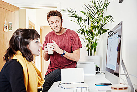 女人,工作,书桌,一个,男人,坐,咖啡杯,交谈,看,电脑屏幕