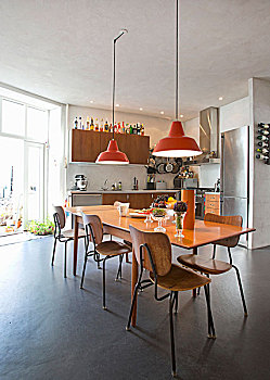 复古,厨房,宽敞,就餐区,橙色,吊坠,灯,整修,公寓