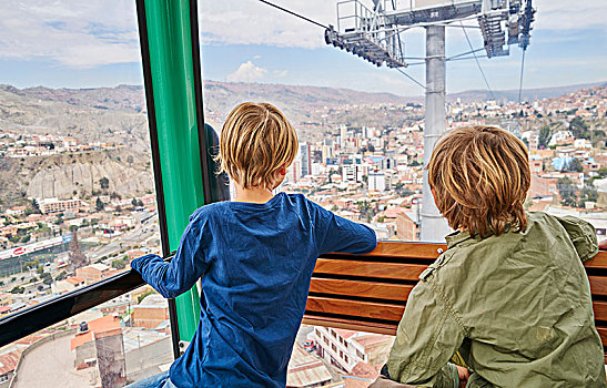 两个男孩,缆车,看,我们,窗户,风景,后视图,玻利维亚,南美
