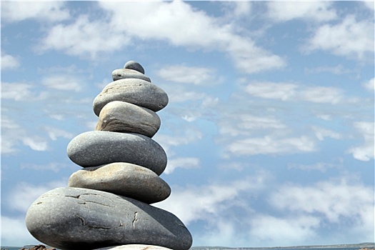 平衡,多云,石头