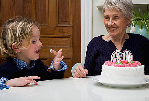 老人,女人,孙子,吃,糖衣,生日蛋糕