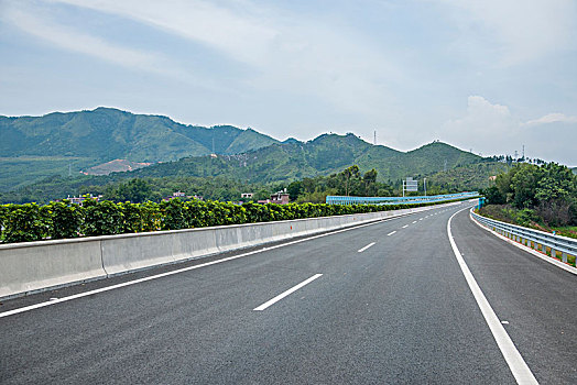 山谷中的高速公路