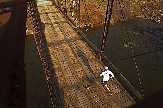 一个,男人,跑,木质,铁桥,靠近