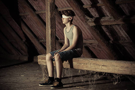 10多岁,男性,犯人,蒙眼,坐,大,厚木板,阁楼