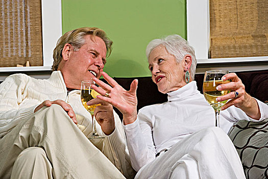 高兴,老年,夫妻,放松,沙发,葡萄酒杯
