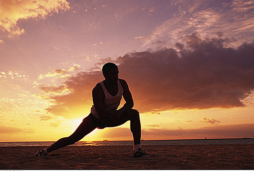 男人,运动装,伸展,腿,海滩,日落