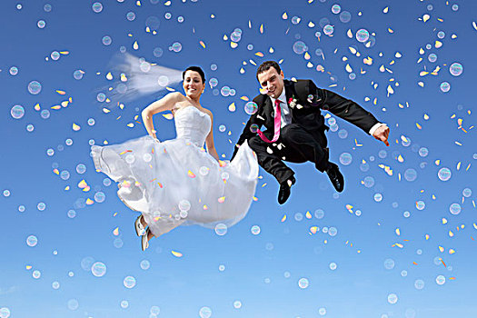 新郎,新娘,新婚夫妇,跳跃,空气,蓝天,泡泡,五彩纸屑