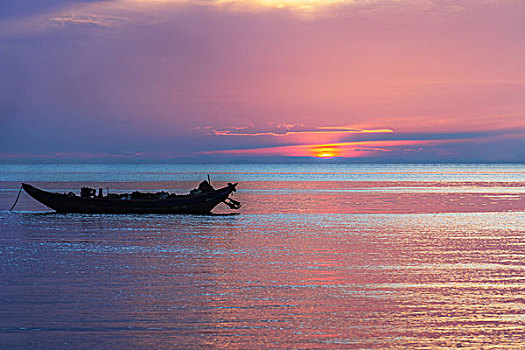 海上日出