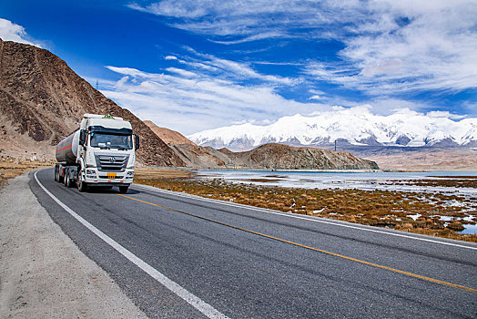 新疆帕米尔高原葱岭喀拉库勒湖湿地g314国道公路上的大货车