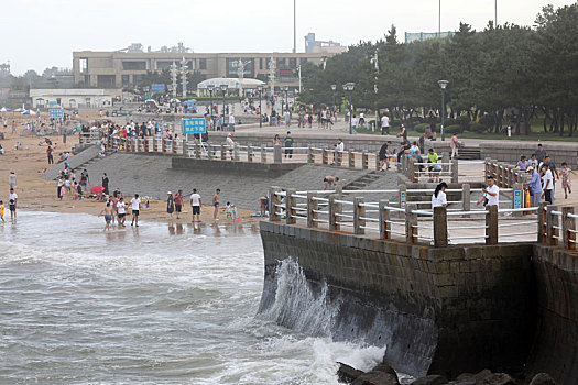 山东省日照市,夏日里的海滨人流如织,游客尽情享受假日感受清凉