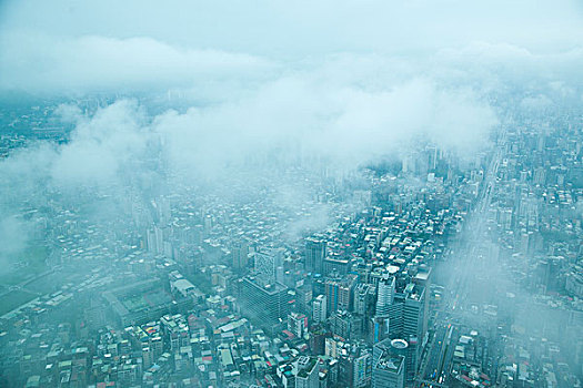 台湾台北市118大厦上眺望云雾中的台北市景