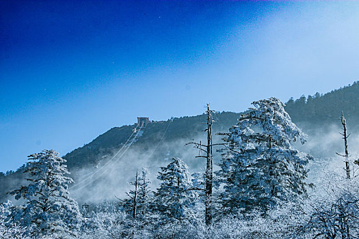 半山雪景