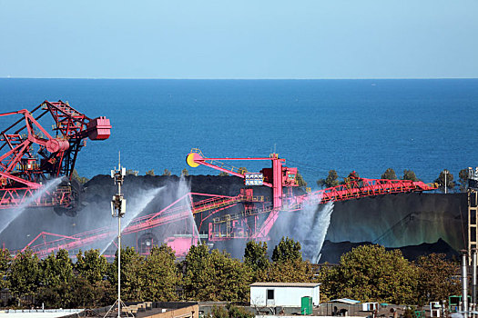 山东省日照市,秋日里的海龙湾畔帆影点点,让人赏心悦目