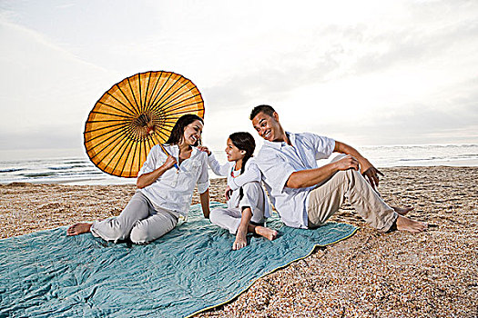 西班牙裔,家庭,小女孩,海滩,毯子