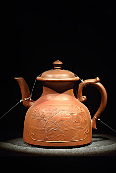 清代,宜兴窑紫砂泥绘人物诗句茶壶,故宫博物院,藏