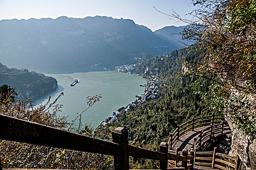 湖北夷陵长江三峡灯影峡里的山间廊道