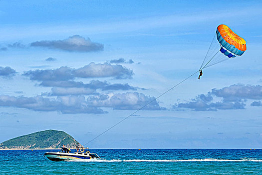 汽艇拖拽降落伞海上极限运动