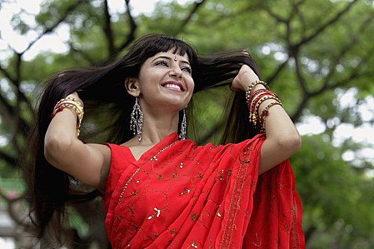 印度女人,穿,红色,纱丽,微笑,手捋头发