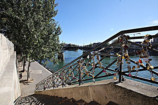 塞纳河桥边的许愿锁