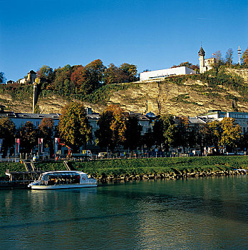 奥地利萨尔兹堡阿尔卑斯山下萨尔兹河与沿岸的景观