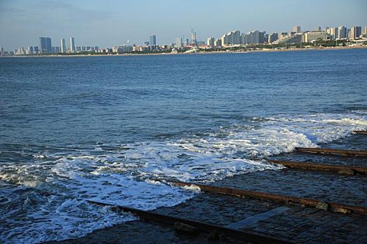 山东日照,台风,贝碧嘉,外围影响海边起大浪,近海渔船正常出海