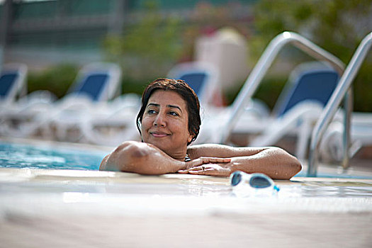 成年,女人,靠着,游泳池边,迪拜,阿联酋