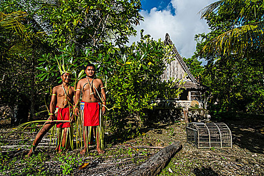 传统,衣服,男人,站立,正面,房子,岛屿,雅浦岛,密克罗尼西亚