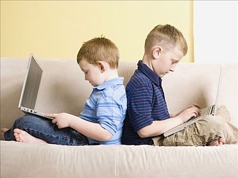 两个男孩,笔记本电脑